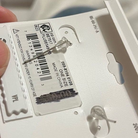 Silver-plated crystal drop earrings. NWT. - Picture 4 of 4